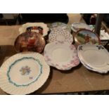 AN ASSORTMENT OF DECORATIVE PLATES