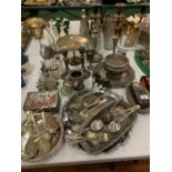 AN ASSORTMENT OF VINTAGE METAL WARE TO INCLUDE A SELECTION OF SILVER PLATE FLATWARE AND VARIOUS
