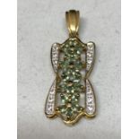 A DECORATIVE 9 CARAT GOLD PENDANT WITH EMERALDS AND CLEAR CHIP STONES