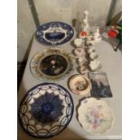 AN ECLECTIC ASSORTMENT OF CERAMIC WARE TO INCLUDE A BLUE AND WHITE WEDGWOOD PLATE AND AN AYNSLEY