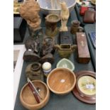 AN ECLECTIC ASSORTMENT OF TREEN, CERAMIC AND STONE WARE TO INCLUDE A WEDGWOOD DISH AND A FIGURE OF A