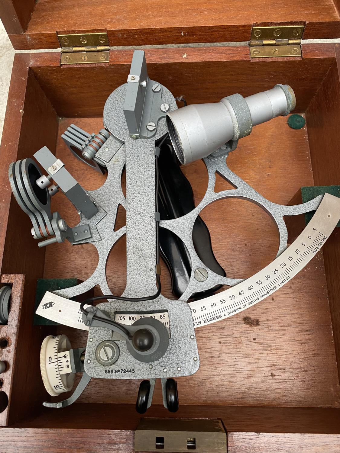 A VINTAGE KELVIN HUGHES MARITIME SEXTANT IN A LOCKABLE MAHOGANY CASE WITH KEY - Image 2 of 9