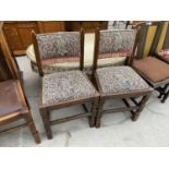 A PAIR OF EARLY 20TH CENTURY OAK DINING CHAIRS