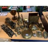 A LARGE QUANTITY OF BRASSWARE TO INCLUDE A BELL, HORSE BRASSES, KETTLE, CANDLESTICKS, CANNON, LAMP