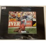 A MOUNTED SIGNED PHOTOGRAPH OF MARTIN OFFIAH COMPLETE WITH CERTIFICATE OF AUTHENTICITY