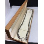 A HEAVY ORNATE SILVER NECKLACE MARKED 925 LENGTH APPROXIMATELY 46CM WITH A PRESENTATION BOX
