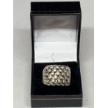 A HEAVY SILVER RING MARKED 925 WITH PRESENTATION BOX