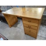 A MODERN PINE SINGLE PEDESTAL DESK, 47x23"