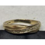 A 9 CARAT GOLD RING WITH A LINE OF DIAMONDS SIZE O