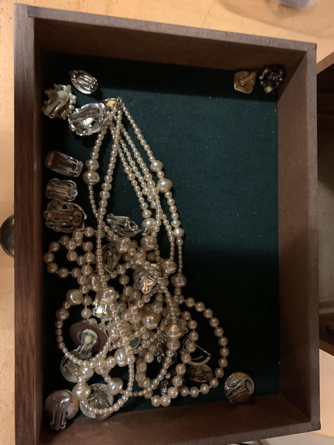 A SIX DRAWER JEWELLERY BOX AND CONTENTS - Image 6 of 7