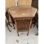 AN EDWARDIAN MAHOGANY AND INLAID HEXAGONAL OCCASIONAL TABLE WITH OPEN BASE HAVING THREE FRETWORK