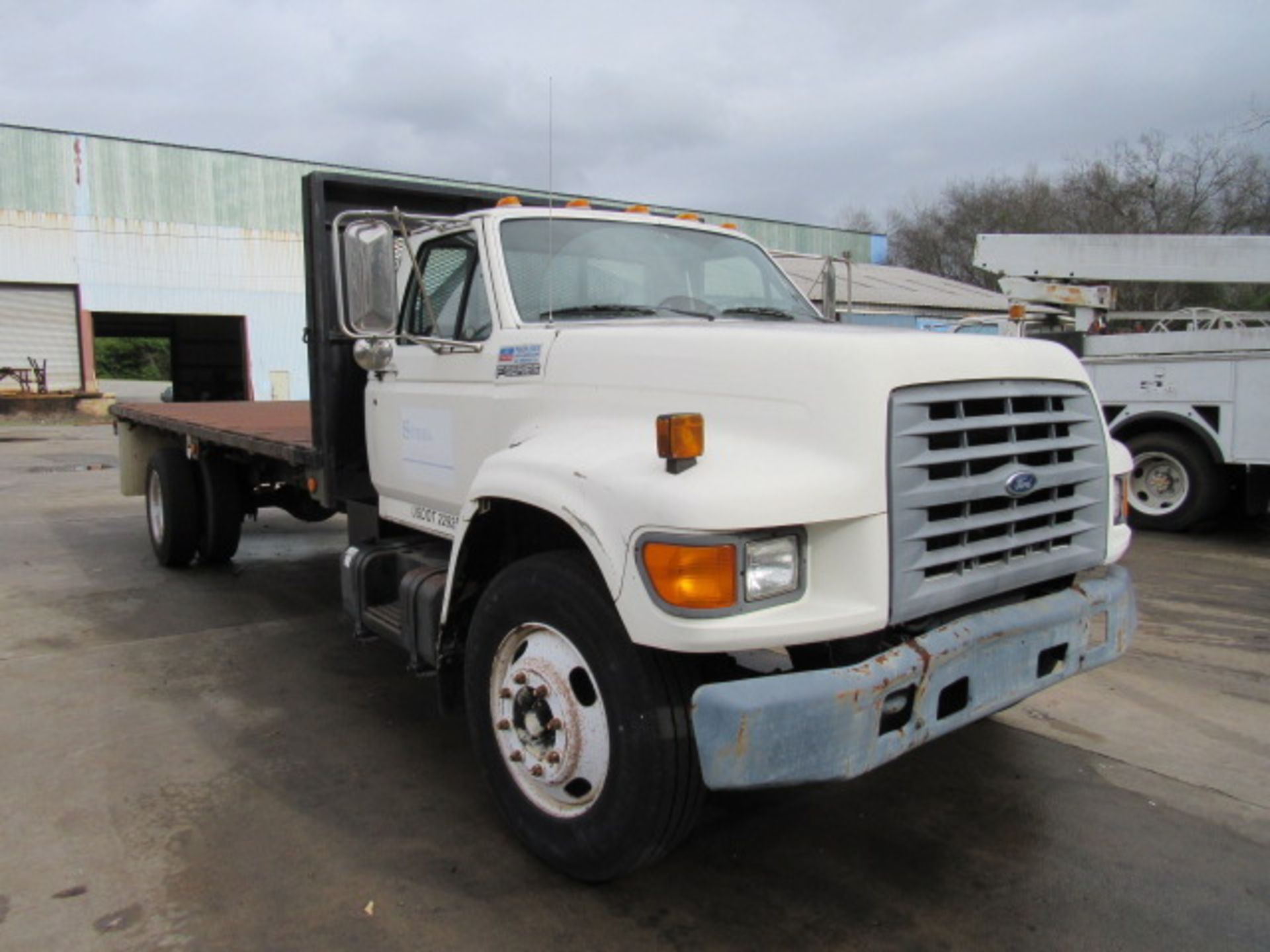 Ford F800 Flatbed Truck - Image 3 of 9