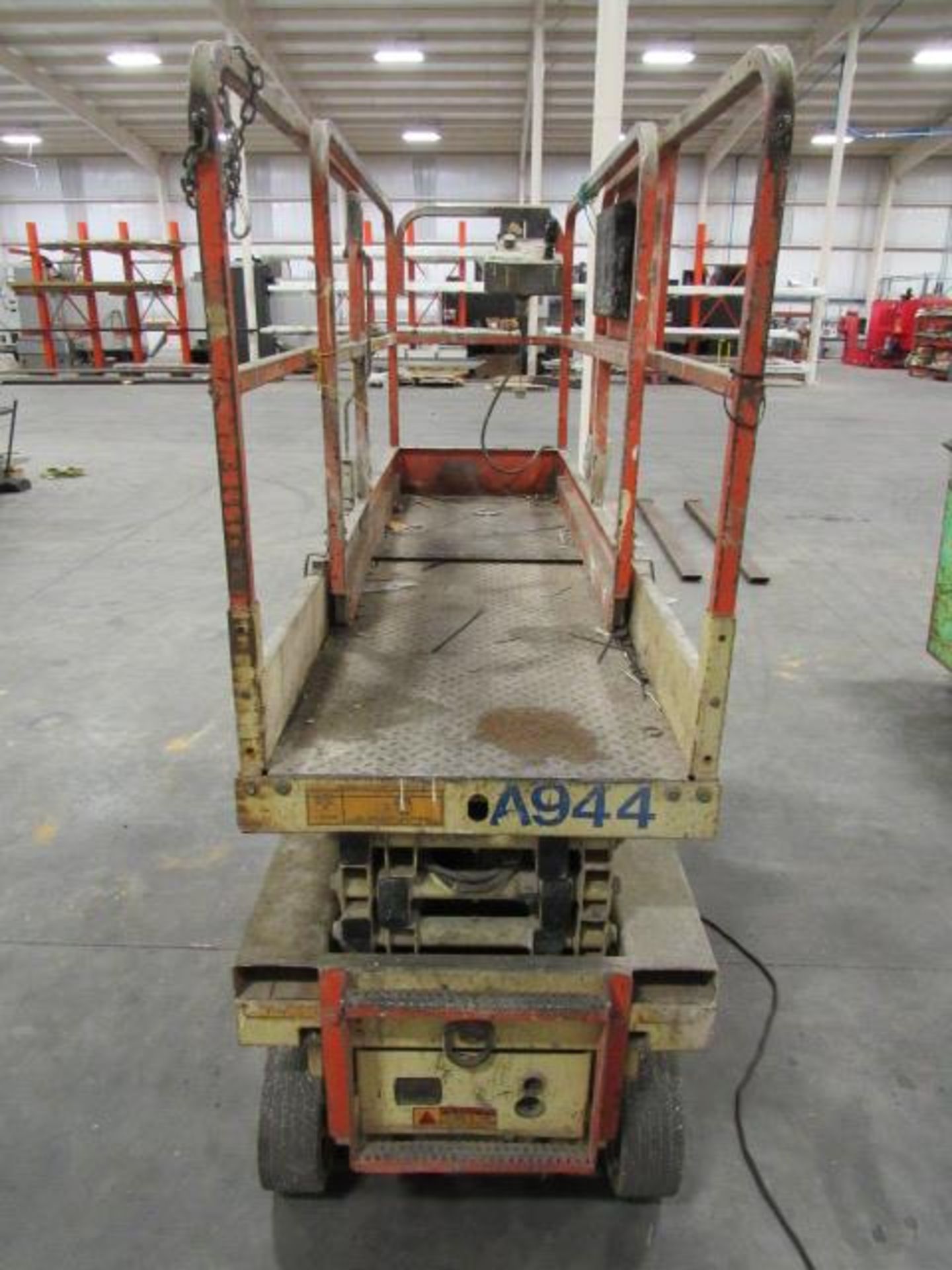 JLG Model A944 5,000lb Capacity Electric Manlift with Extendable Deck, Operators Control, 16' Lift - Image 3 of 5