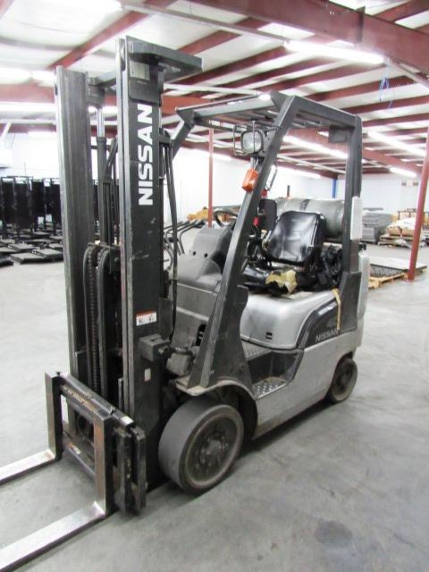 Nissan 40 2,500lb Capacity Propane Forklift with Side Shift, Lights, 42'' Forks, sn:MCPL02A20LV - Image 4 of 7