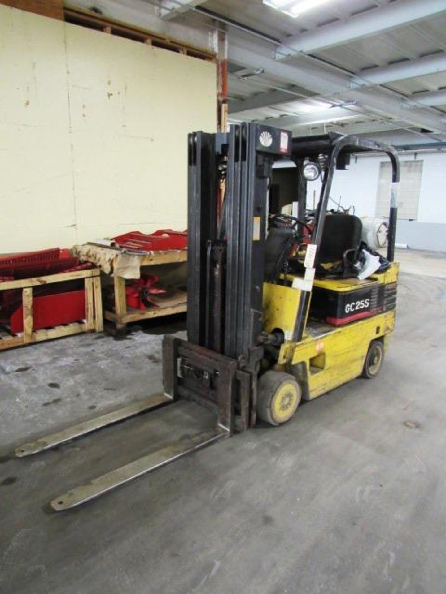Daewoo Model GC25S 5,000lb Capacity Propane Forklift with (4) Hard Tires, 3-Stage Mast with Side - Image 3 of 7