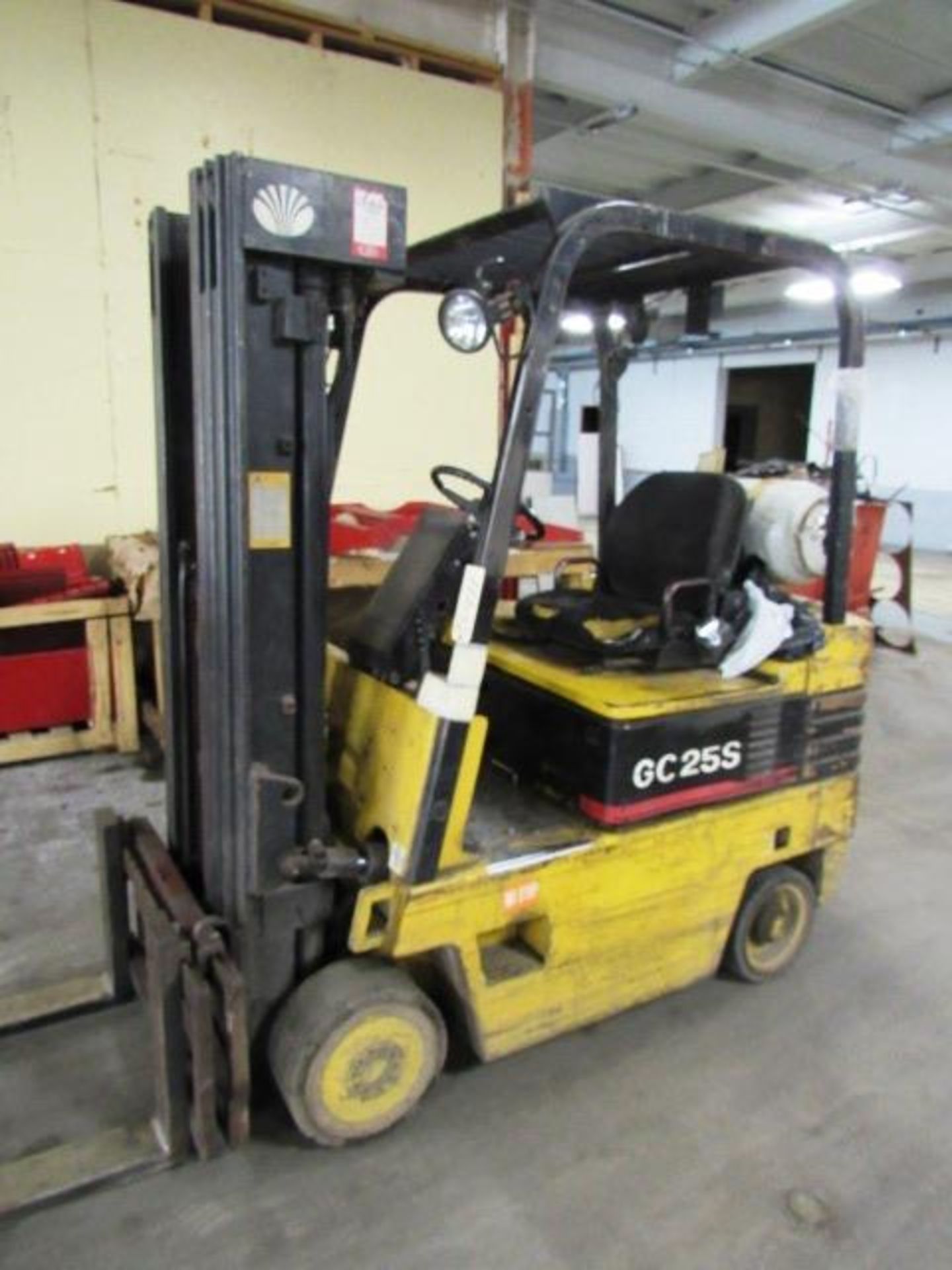 Daewoo Model GC25S 5,000lb Capacity Propane Forklift with (4) Hard Tires, 3-Stage Mast with Side - Image 4 of 7