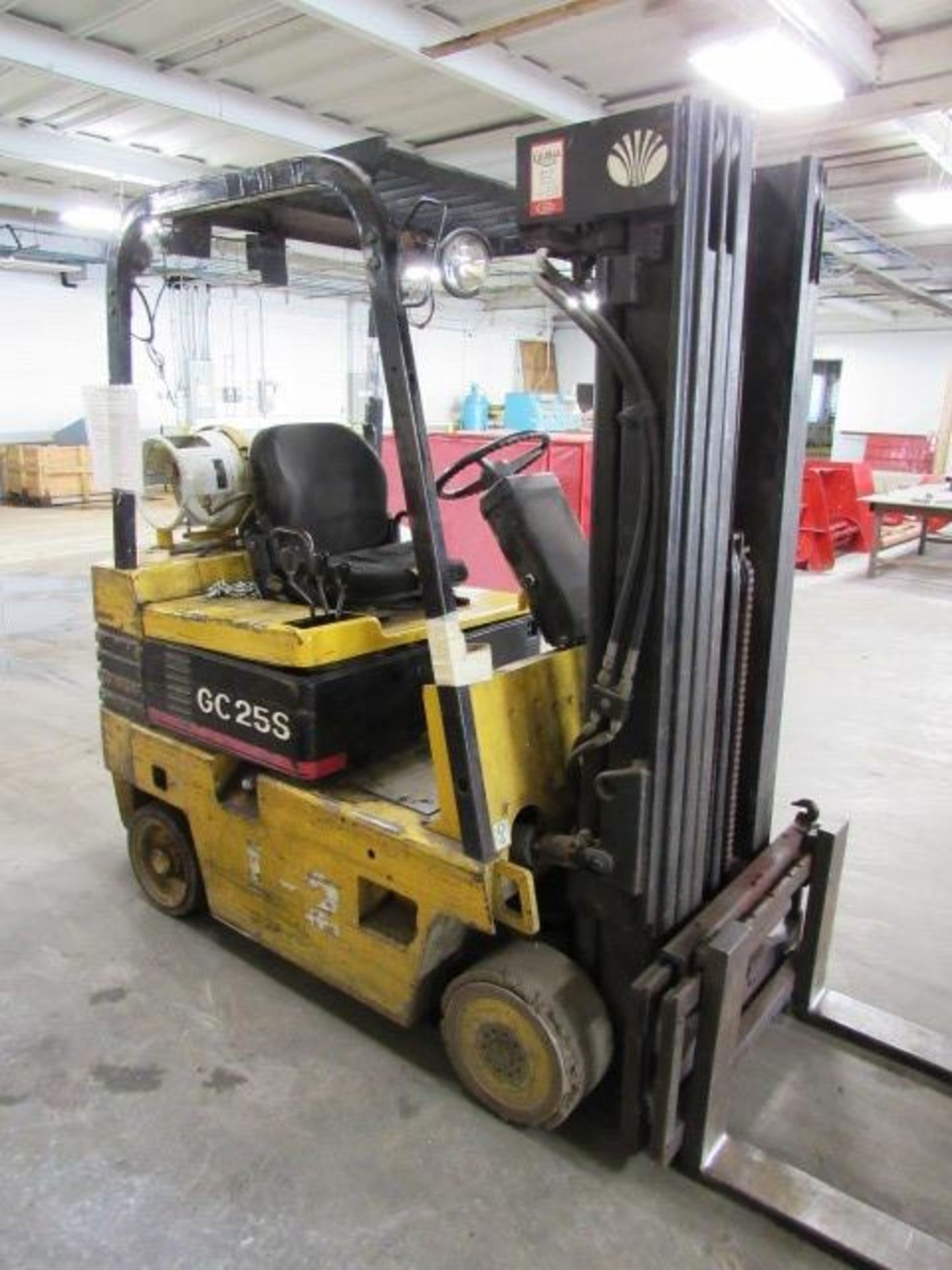 Daewoo Model GC25S 5,000lb Capacity Propane Forklift with (4) Hard Tires, 3-Stage Mast with Side - Image 2 of 7