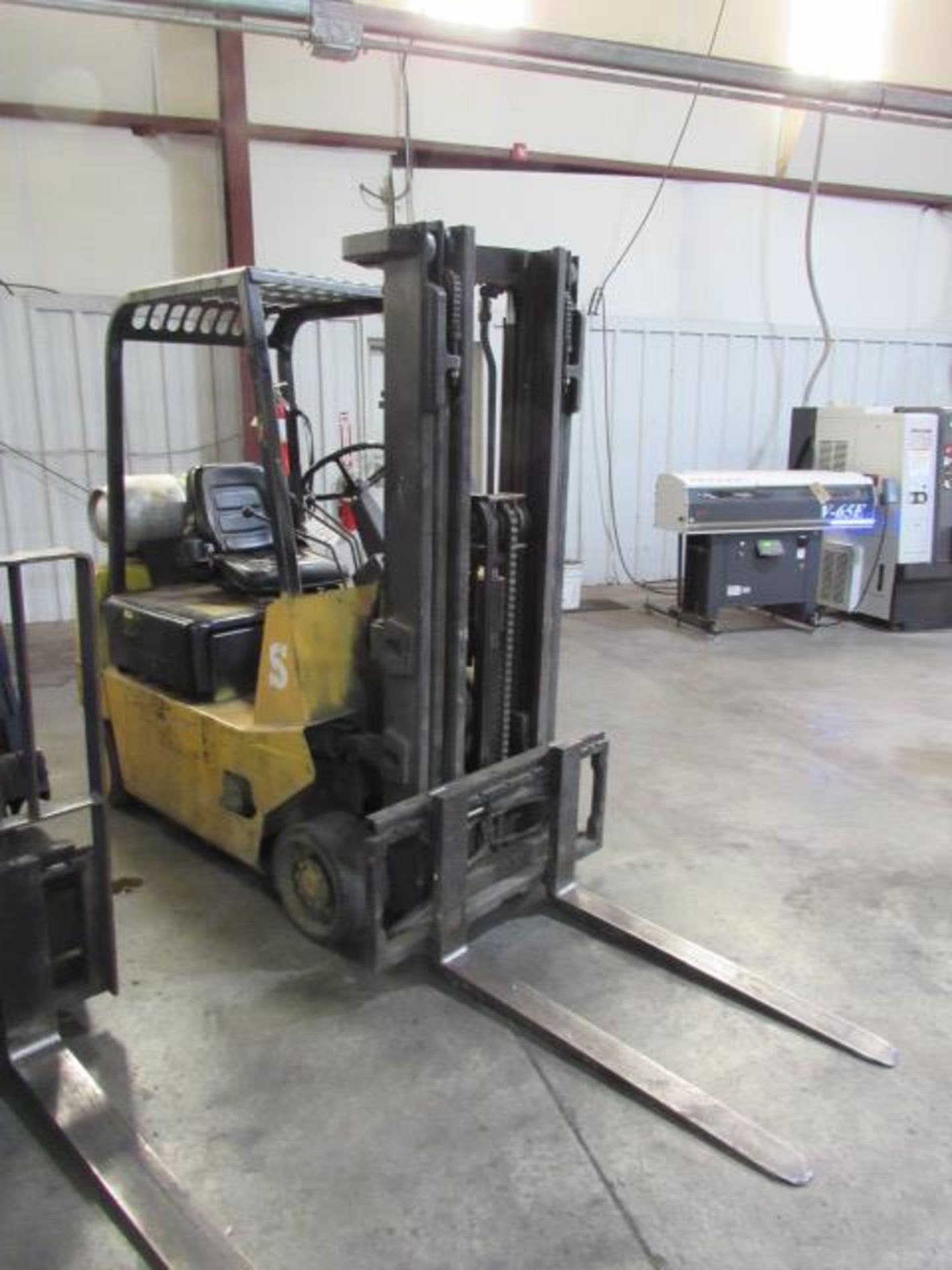 Komatsu 2,500lb LP Forklift with 3 Stage Mast, 42" Forks, Side Shift, sn:603248A - Image 4 of 6