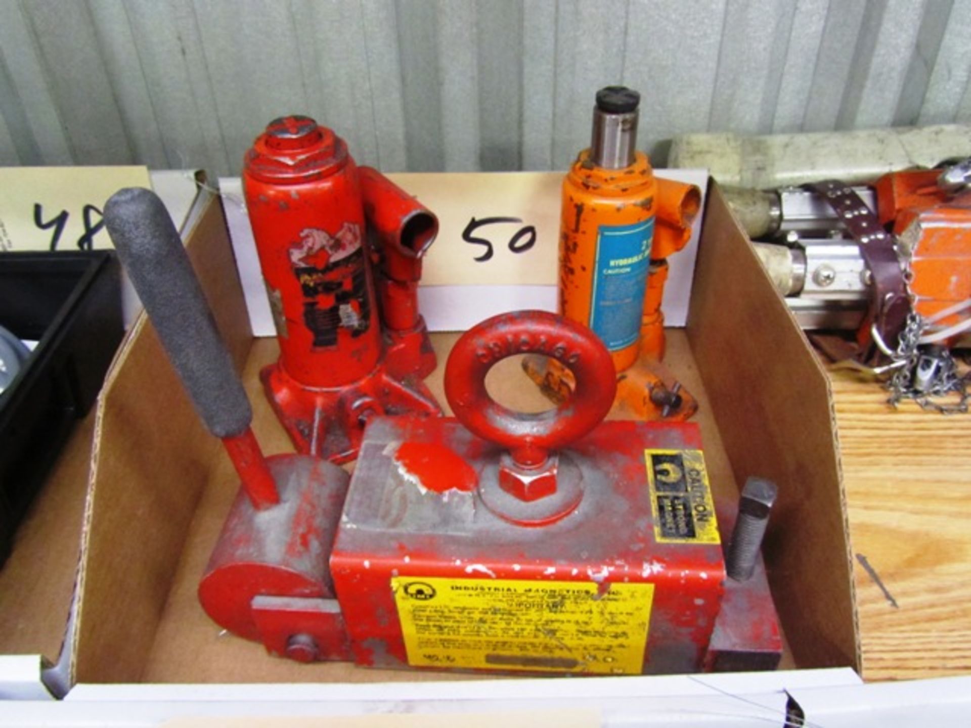 (2) Hydraulic Bottle Jacks & (1) Approx 500lb Capacity Lifting Magnet