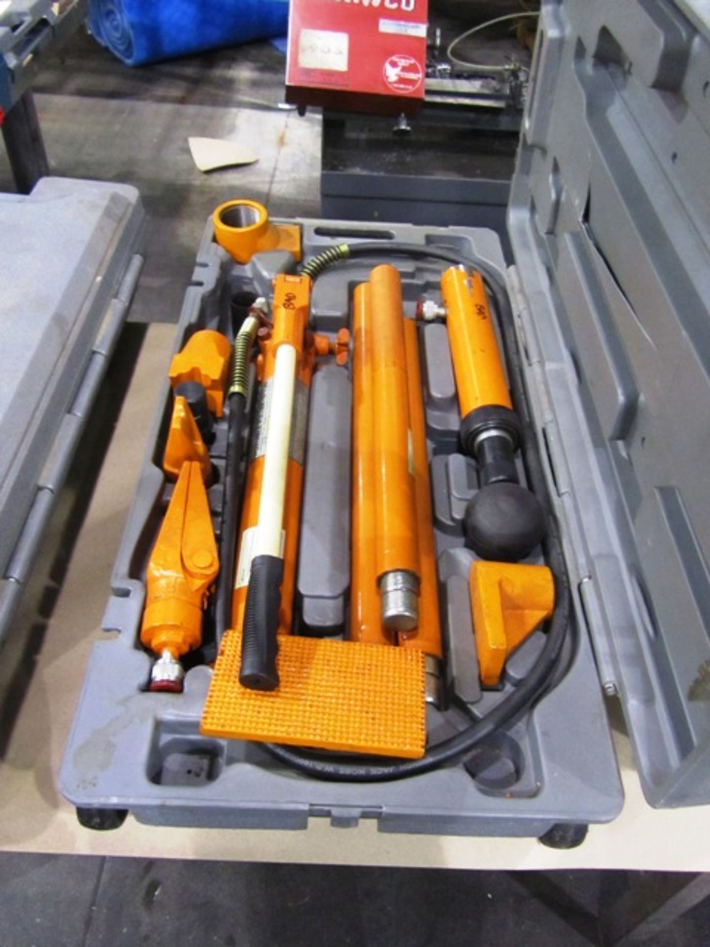 Central Hydraulics 10 Ton Portable Puller Kit