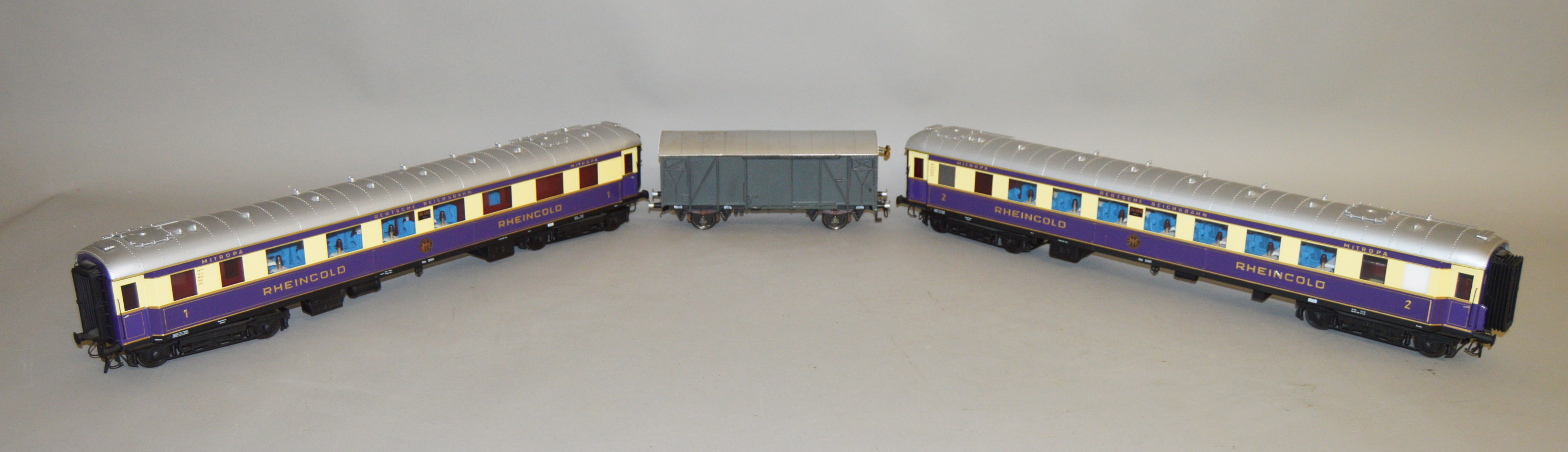 Gauge 1. Two unboxed and unbranded Deutsche Reichsbahn (German National Railway) 'Rheingold'