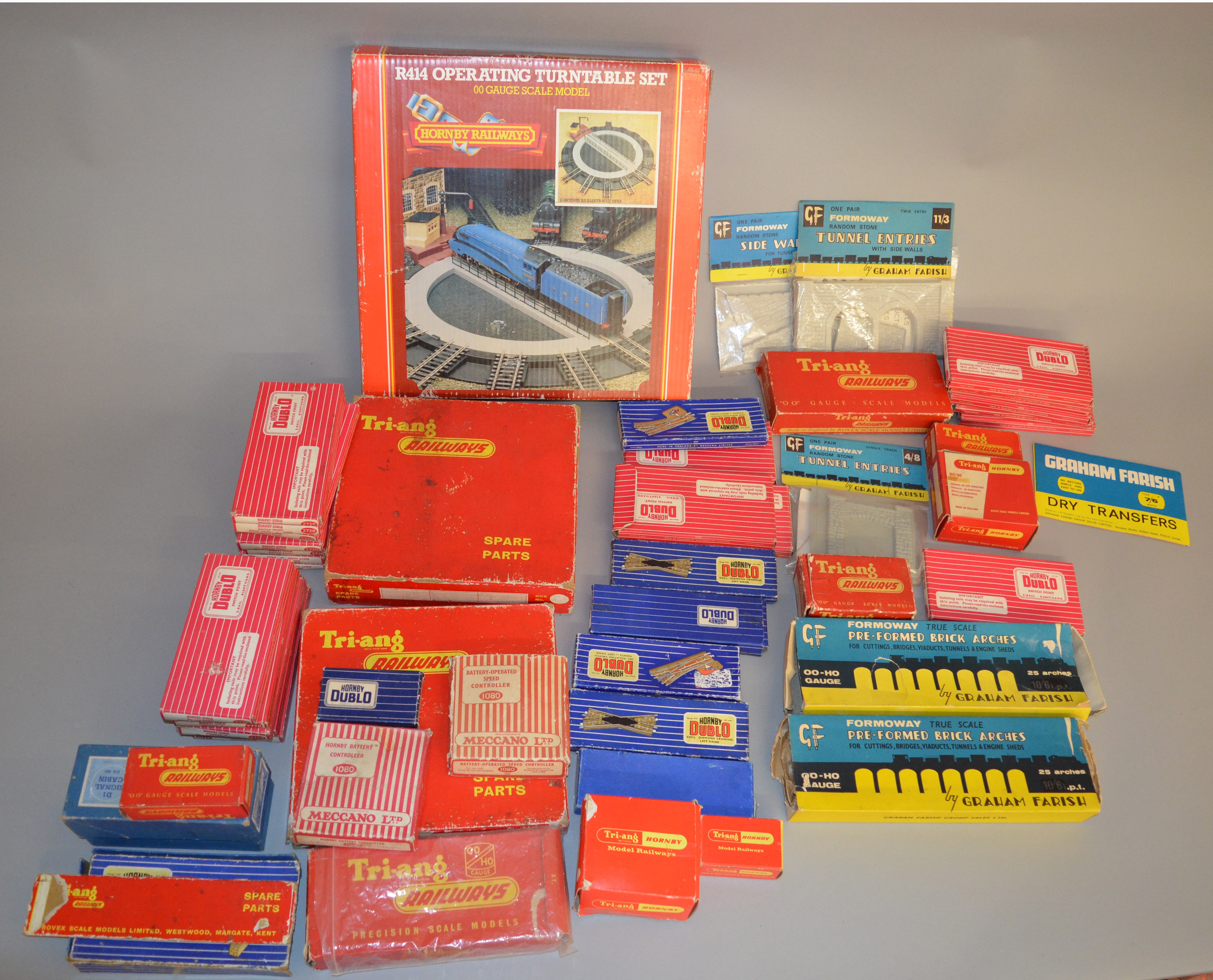 OO Gauge, A good quantity of boxed / bagged items by Hornby Dublo, Graham Farish etc including; R414