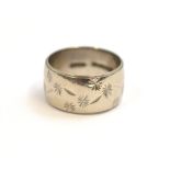 An 18ct H/M white gold patterned band, approx 10gms