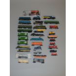 N Gauge. EX SHOP STOCK 21 assorted rolling stock, mostly unboxed, together with 6 loose