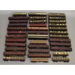 OO gauge: 35 assorted coaches including 4 Wrenn Pullman examples. (35)