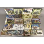 EX DEALER STOCK: 23x Zvezda model kits and figure sets including 1/100 and 1/35 scale examples.