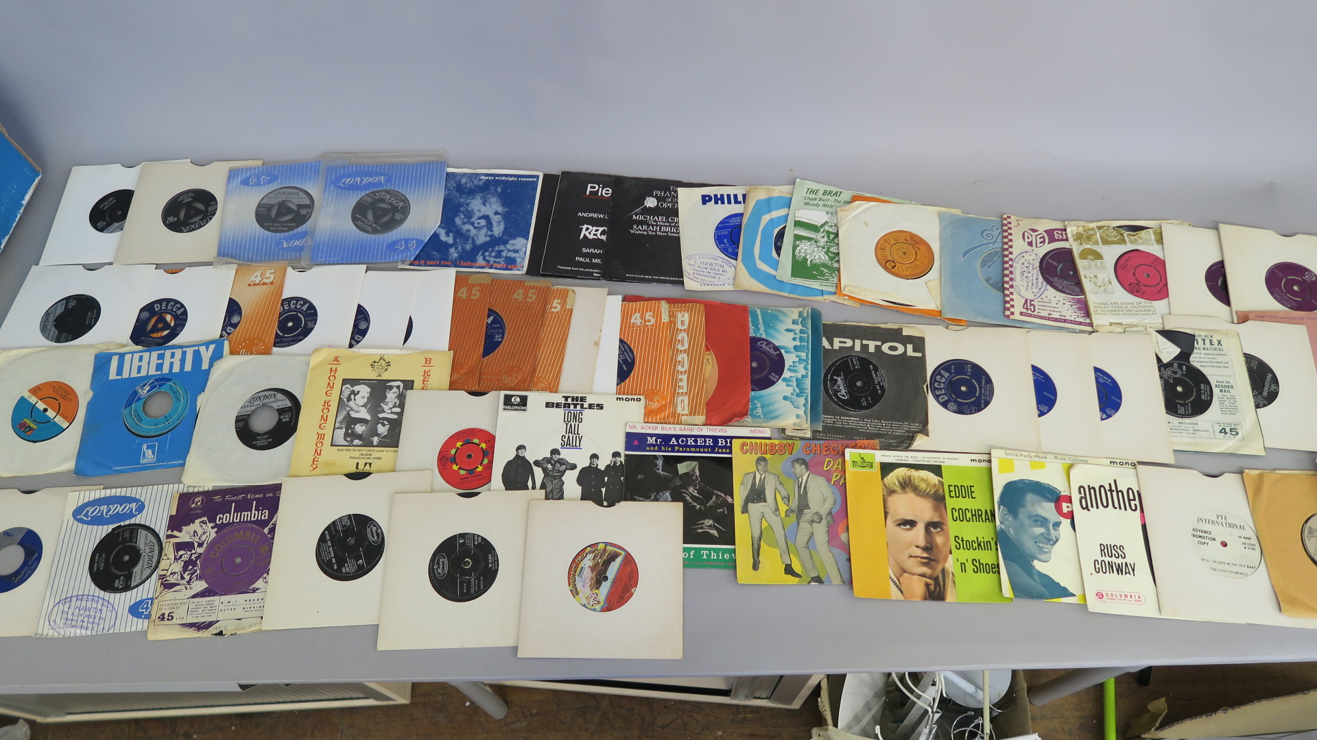 4 boxes of 7 inch singles and 1 box of LPs - good lot with many singles in their original sleeves - Image 3 of 4