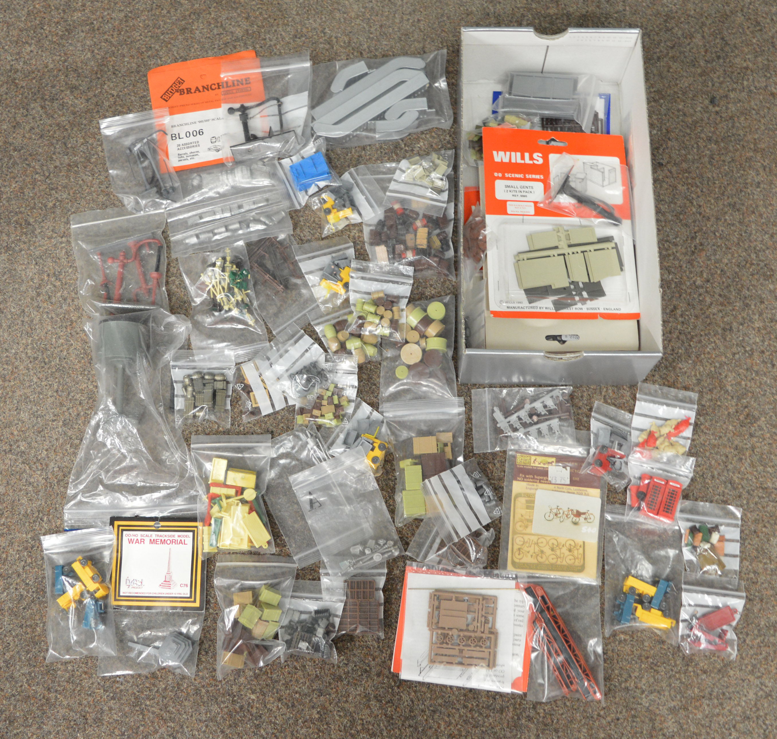 A large quantity of assorted model railway accessories including loose railway layout buildings - Image 4 of 5