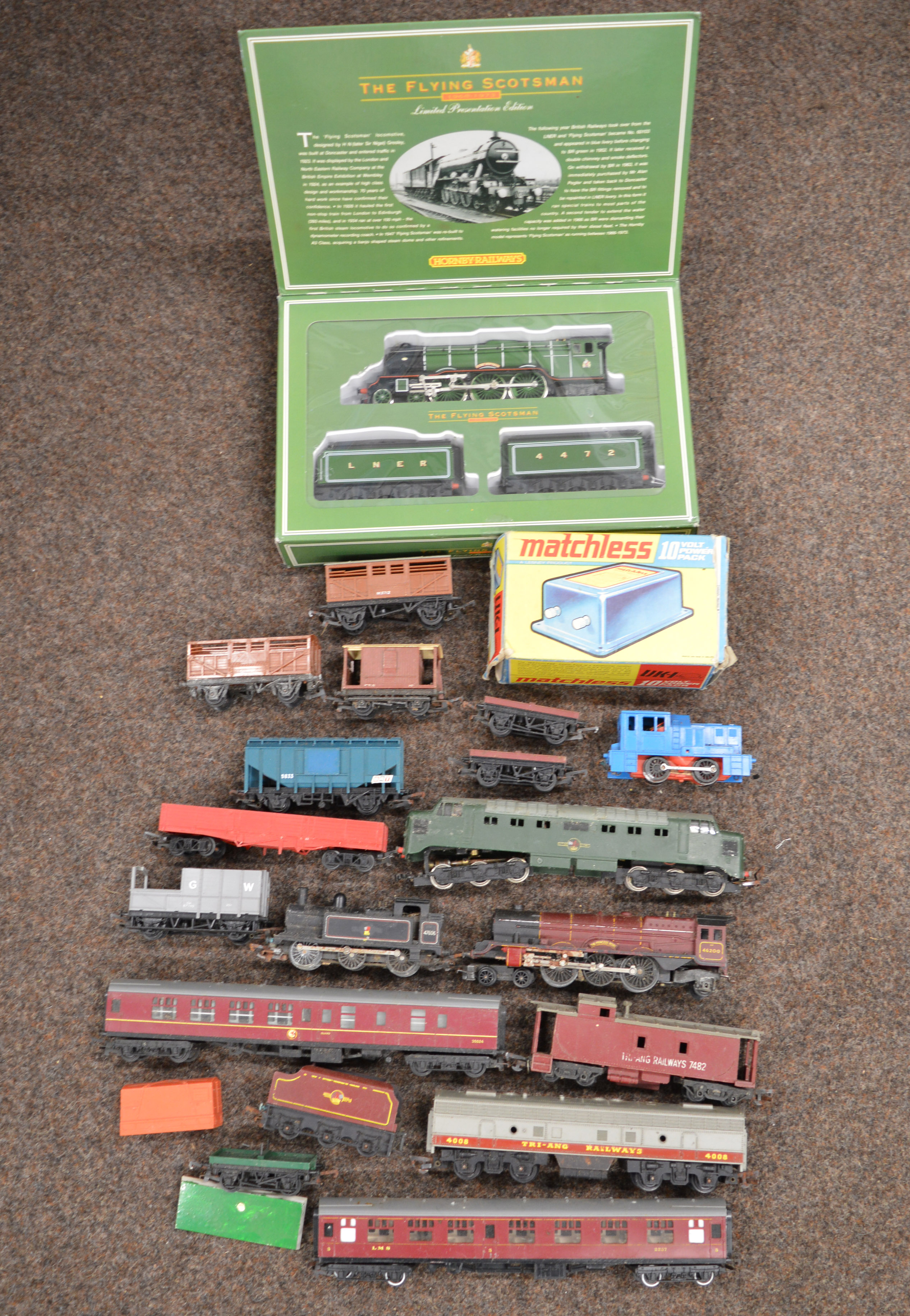 OO Gauge. A Hornby Limited Edition Flying Scotsman Set together with a quantity of unboxed
