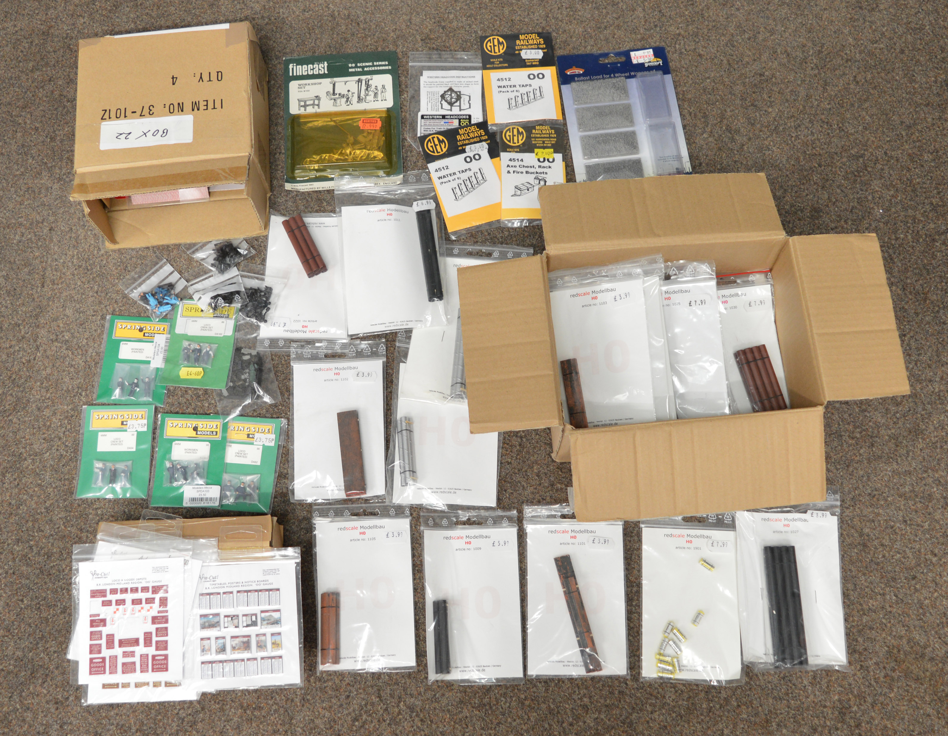 A large quantity of assorted model railway accessories including loose railway layout buildings - Image 5 of 5