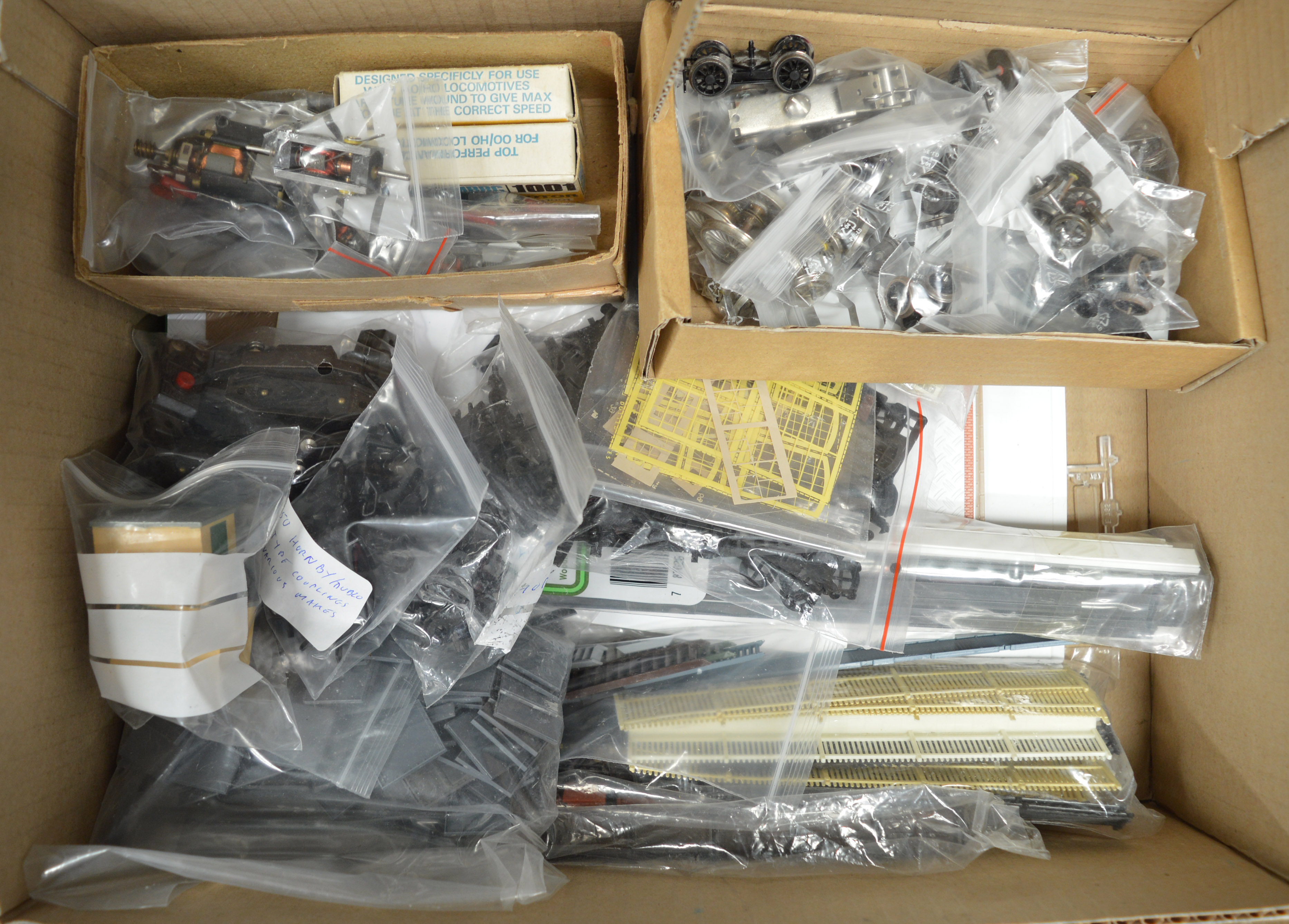 A large quantity of assorted model railway accessories including loose railway layout buildings - Image 2 of 5