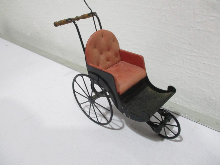 A metal dolls house carriage with leather button back seat - Image 2 of 7