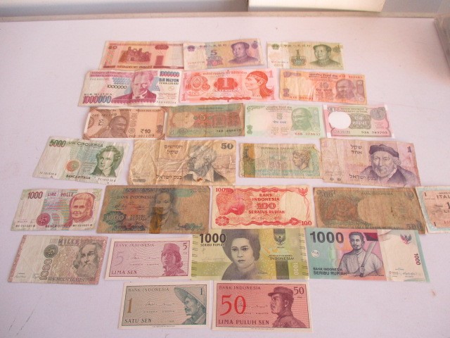 A collection of various world bank notes - Image 2 of 8