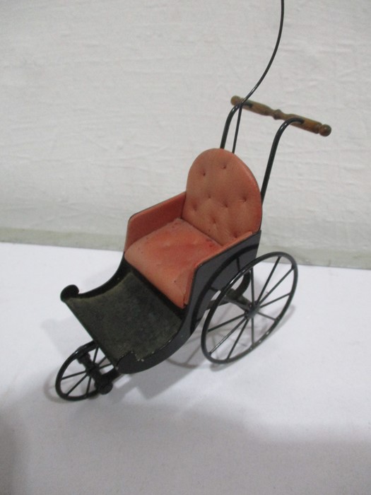 A metal dolls house carriage with leather button back seat - Image 4 of 7