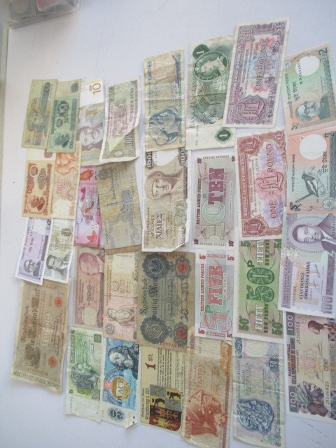 A collection of various world bank notes - Image 5 of 8