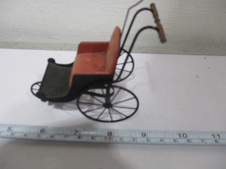 A metal dolls house carriage with leather button back seat - Image 7 of 7