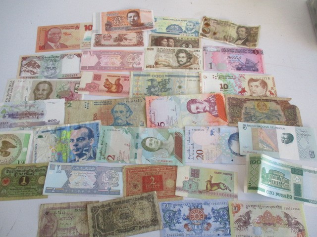 A collection of various world bank notes - Image 7 of 8