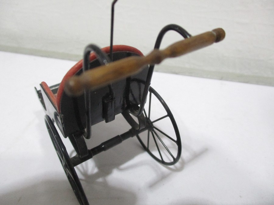 A metal dolls house carriage with leather button back seat - Image 6 of 7