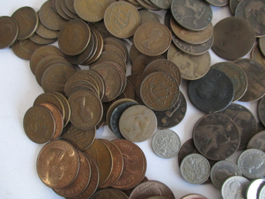 A collection of various coins - Image 6 of 10