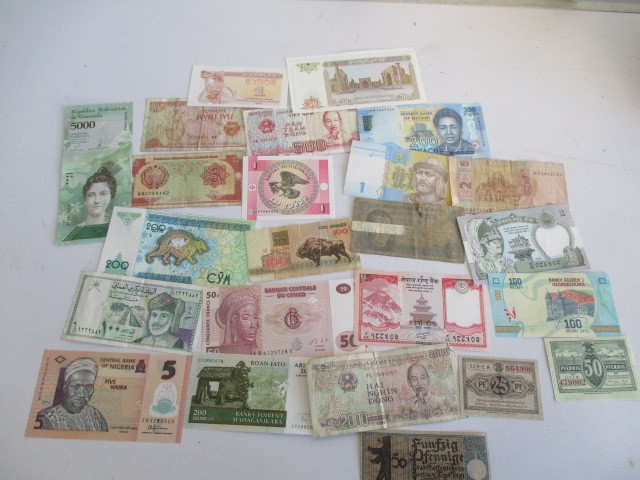 A collection of various world bank notes - Image 8 of 8