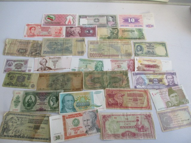 A collection of various world bank notes - Image 6 of 8