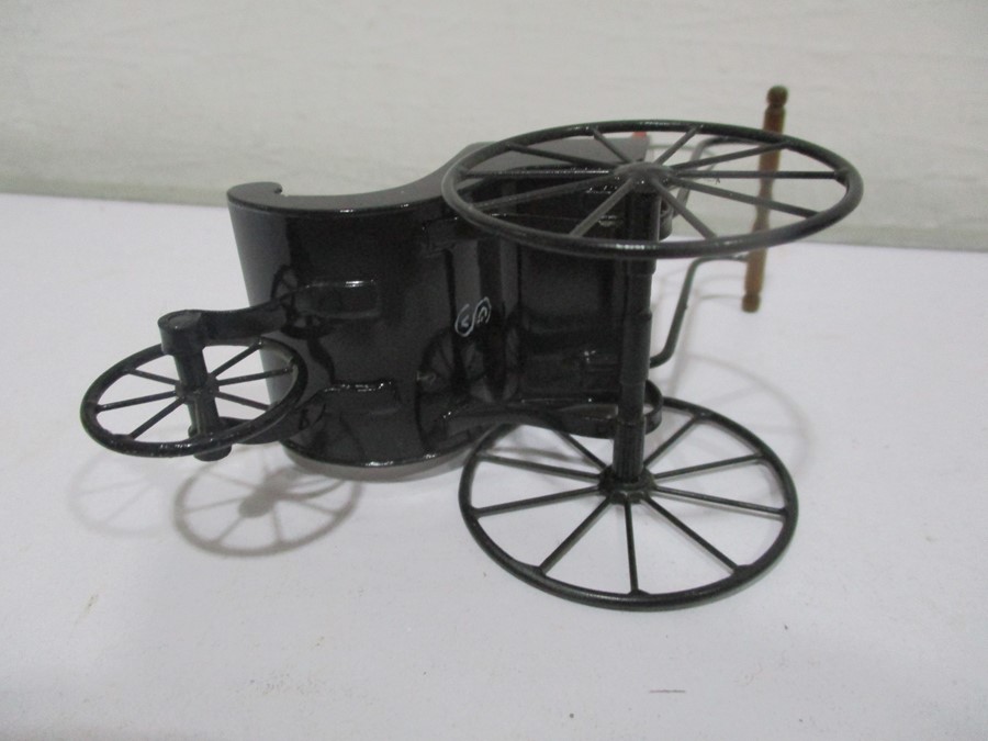 A metal dolls house carriage with leather button back seat - Image 5 of 7