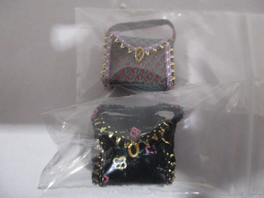 A collection of miniature dolls house ladies handbags - Image 7 of 7