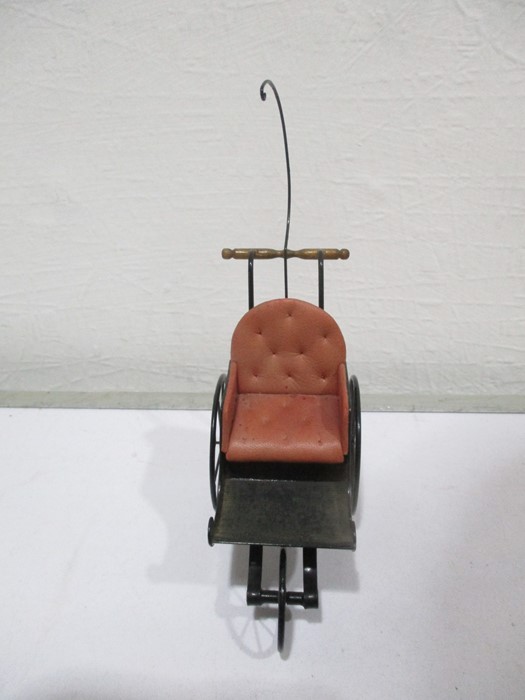 A metal dolls house carriage with leather button back seat - Image 3 of 7
