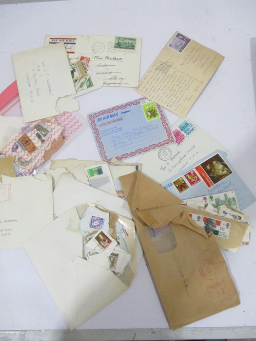 A collection of worldwide stamps along with loose stamps - Image 94 of 94