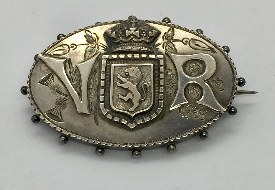 A Victorian hallmarked silver mourning brooch marked VR with the Swiss emblem along with a gold - Image 2 of 5